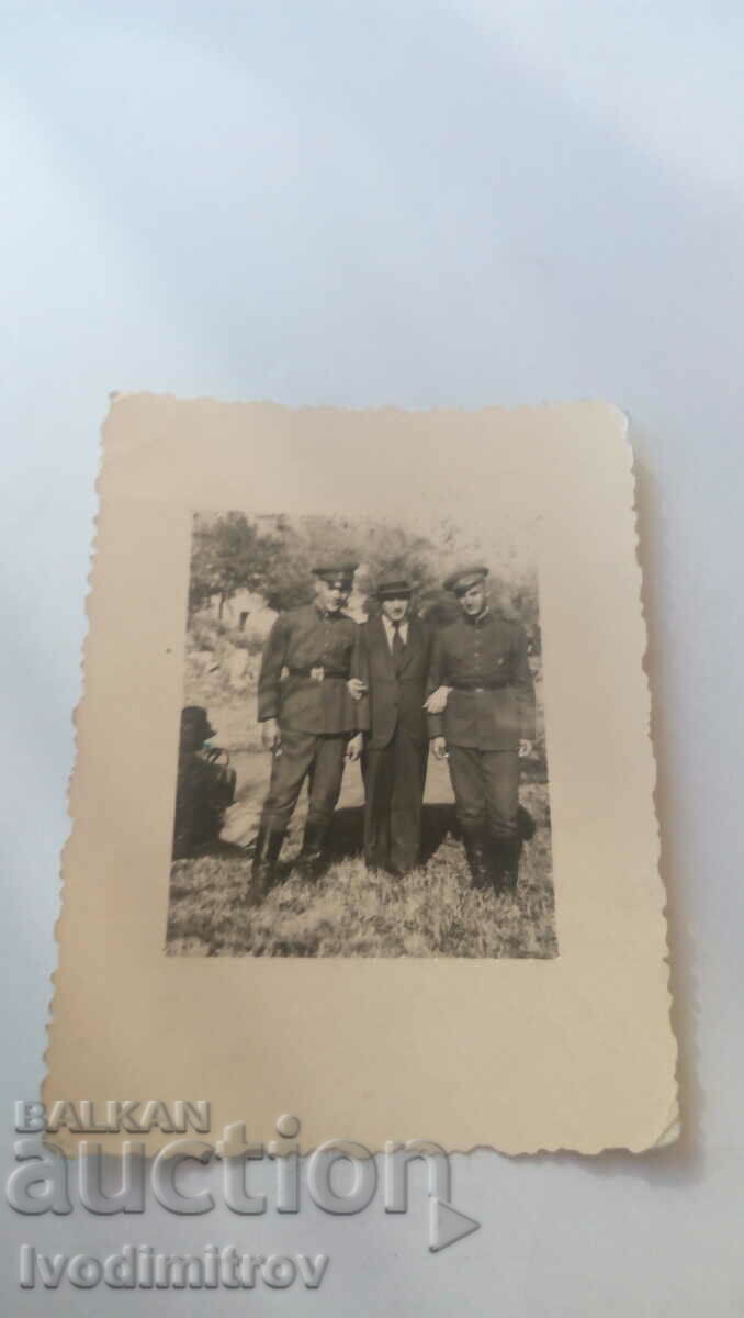 Fotografie cu un bărbat și doi soldați