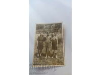 Foto Soldat și două fete tinere în curte