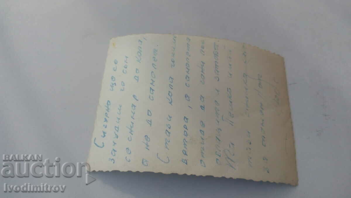 Φωτογραφία Στρατιώτης με ένα ρετρό αυτοκίνητο Καύκασος με τιμή 1.75 BGN | € 0.89