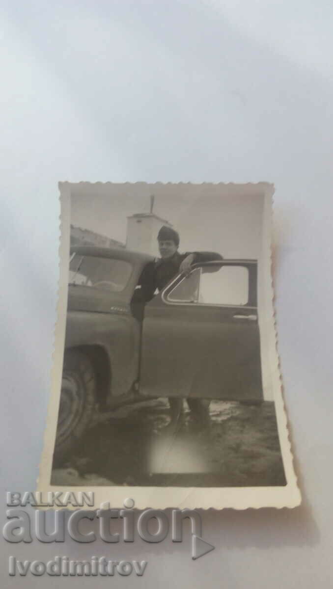 Photo Soldier with a retro car Caucasus