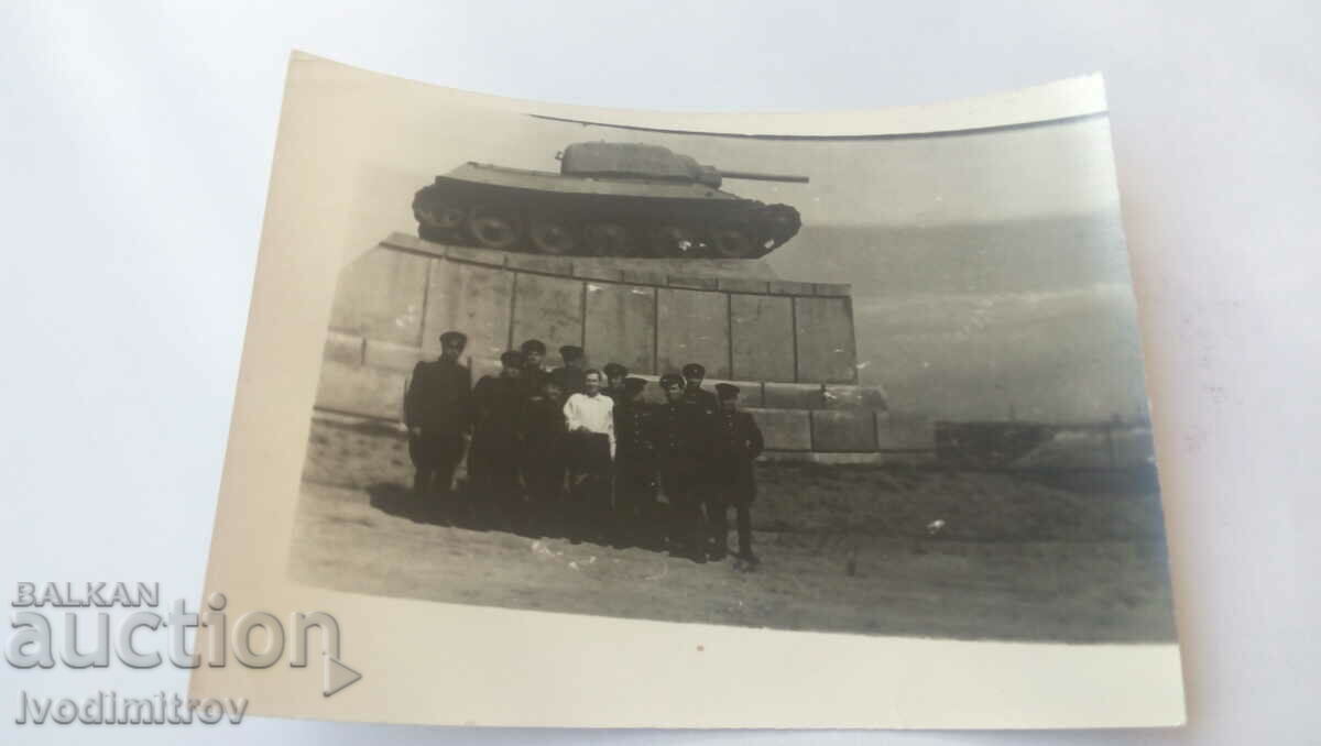 S-ka Αξιωματικοί μπροστά από ένα μνημείο με ένα τανκ του Β' Παγκοσμίου Πολέμου