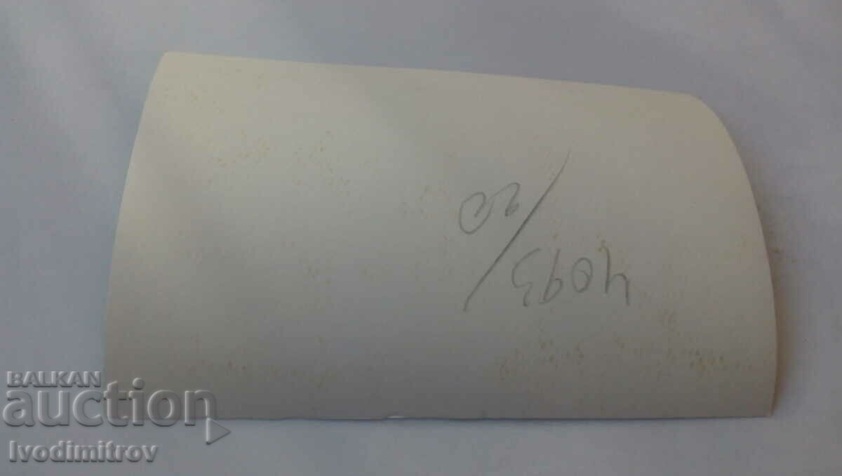 Φωτογραφία νεόνυμφων με τους φίλους τους με τιμή € 0.38 | 0.74 BGN