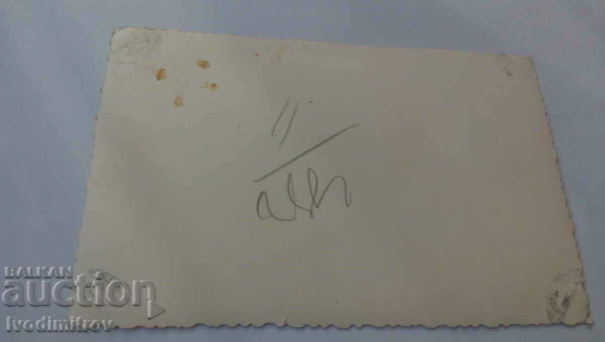 Fotografie cu proaspăt căsătoriți cu prietenii lor cu preț 0.75 BGN | € 0.38 Fotografie cu proaspăt căsătoriți cu prietenii lor cu preț 0.75 BGN | € 0.38