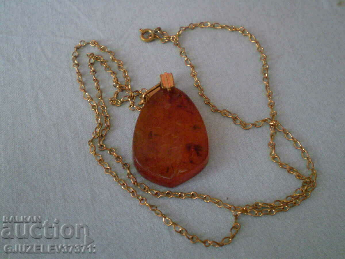 Παράδοση Παλιό ρωσικό επιχρυσωμένο κρεμαστό κόσμημα με κεχριμπάρι Παράδοση Παλιό ρωσικό επιχρυσωμένο κρεμαστό κόσμημα με κεχριμπάρι