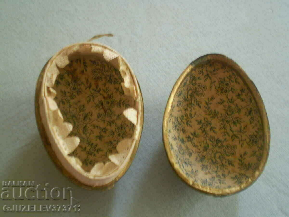 Licitație Cutie veche de oua din hartie macheta pentru decor de Paste