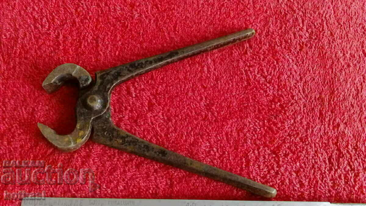 Delivery of Old forged metal pliers cherped master Delivery of Old forged metal pliers cherped master
