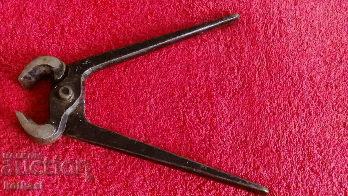 Delivery of Old forged metal pliers cherped master Delivery of Old forged metal pliers cherped master