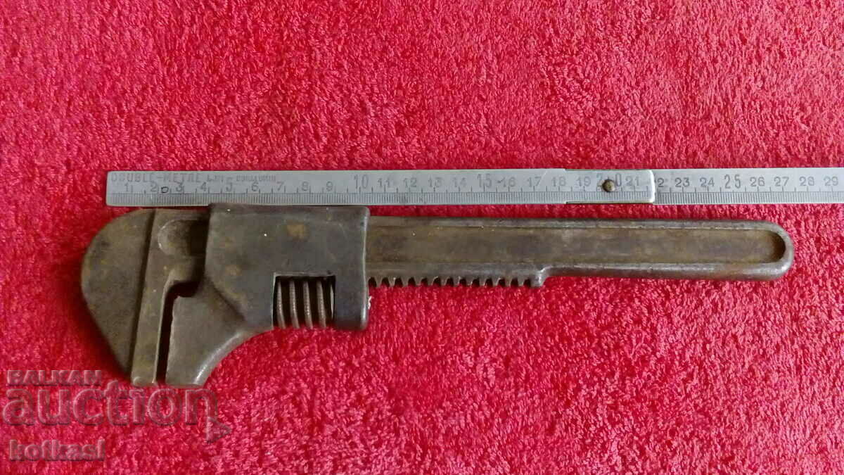 Old metal movable wrench master