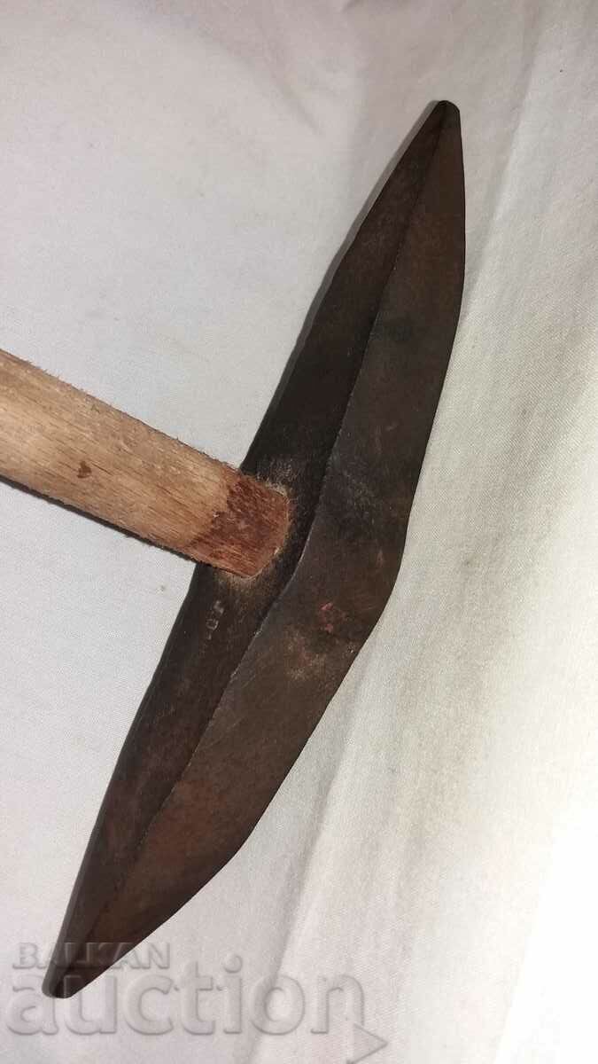 Παλιό βαρύ επώνυμο εργαλείο αξίνας