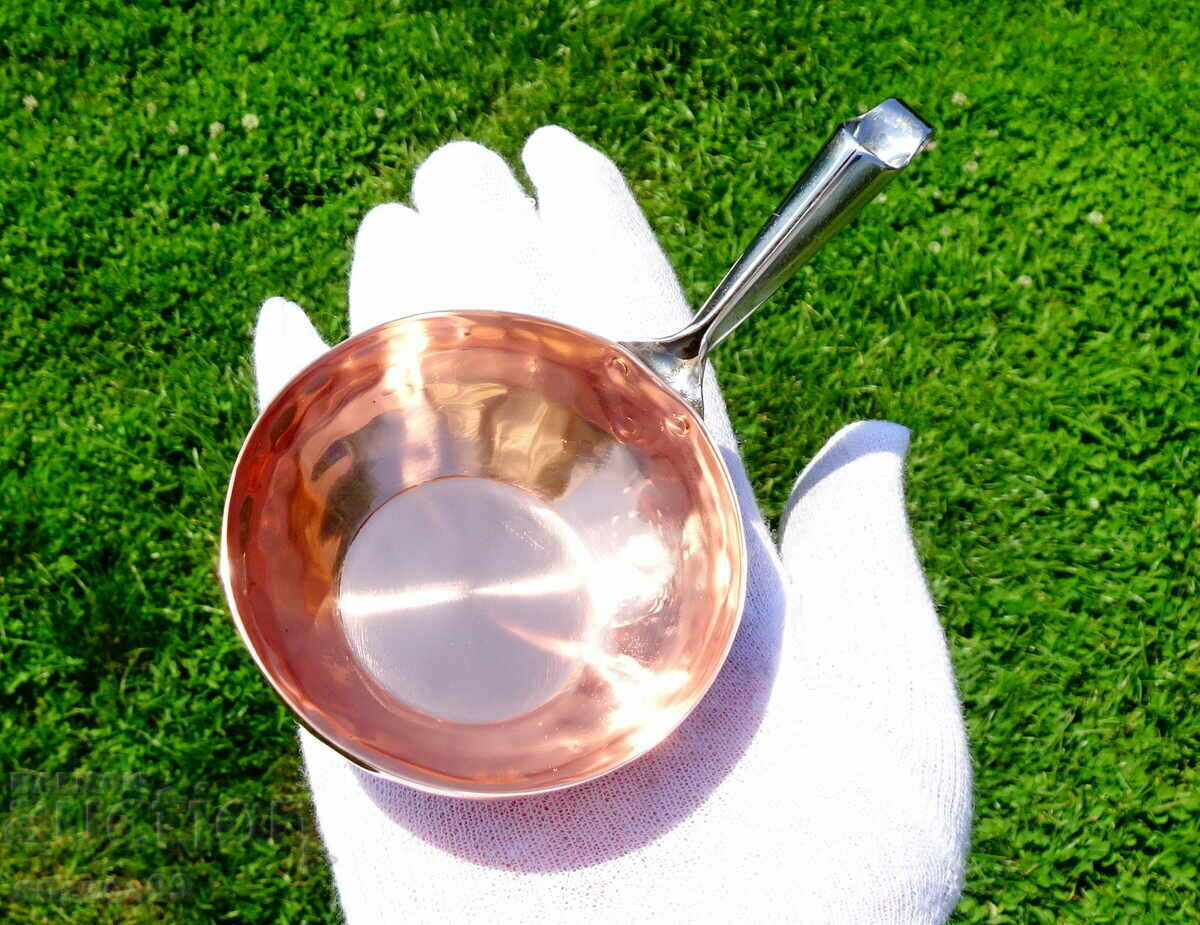 Χάλκινη κουτάλα σφυρήλατο στο χέρι. Χάλκινη κουτάλα σφυρήλατο στο χέρι.