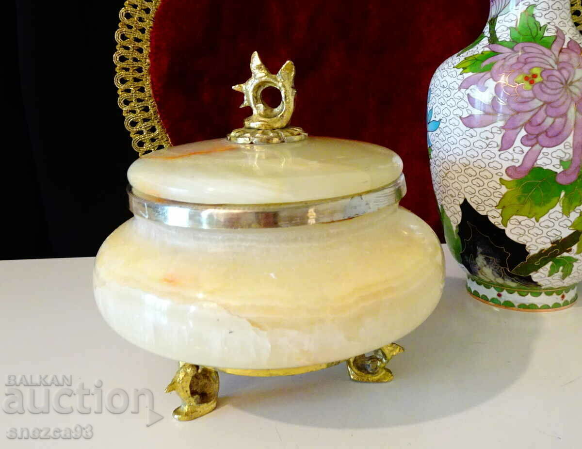 Onyx jewelry box, bronze 1 kg. with price 76.00 BGN | € 38.86