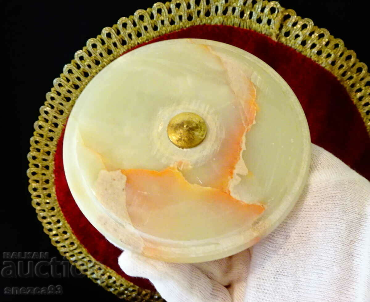 Auction  Onyx jewelry box, bronze 1 kg.