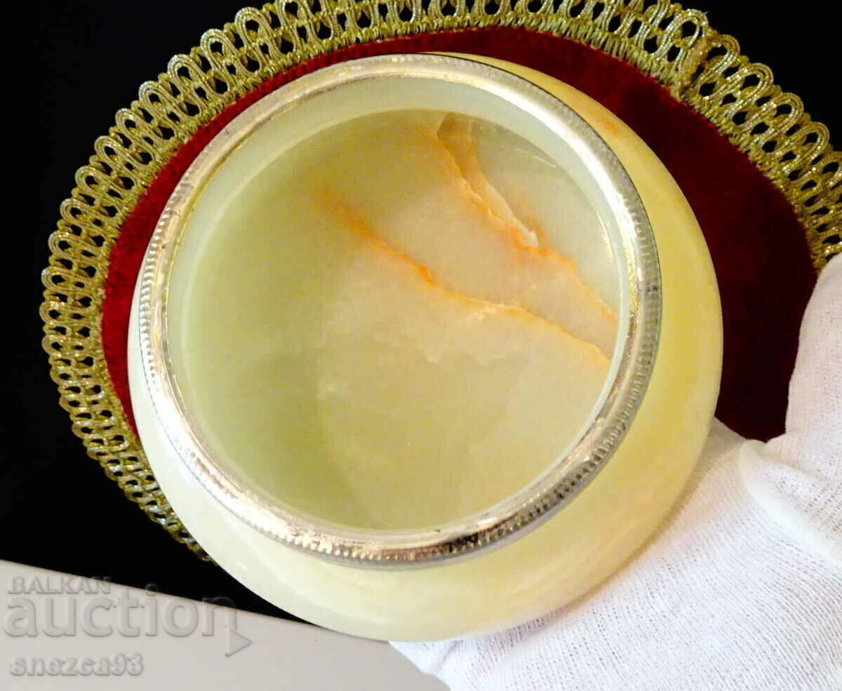 Delivery of Onyx jewelry box, bronze 1 kg.