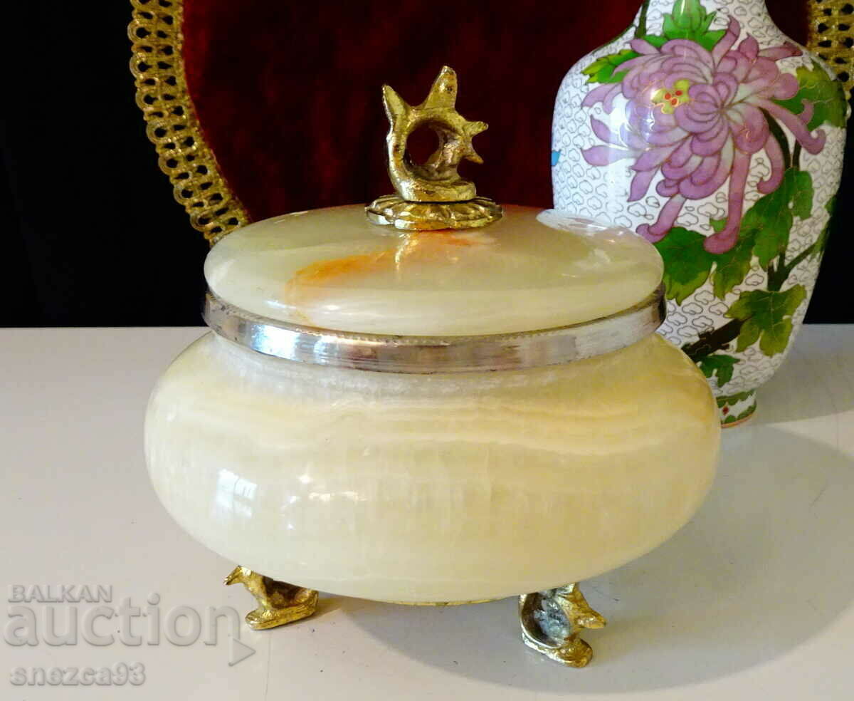 Onyx jewelry box, bronze 1 kg.