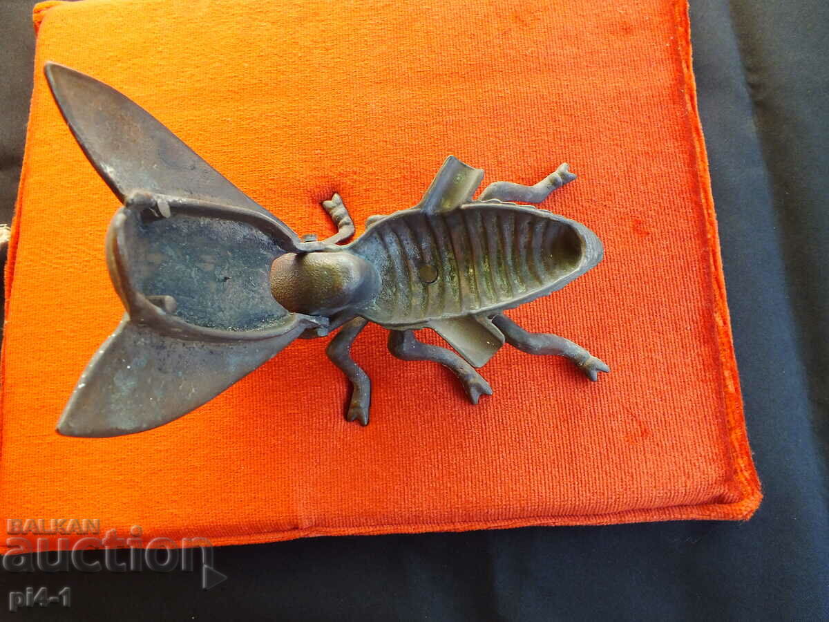 Large bronze statuette of a fly - ashtray with price 100.00 BGN | € 51.13 Large bronze statuette of a fly - ashtray with price 100.00 BGN | € 51.13