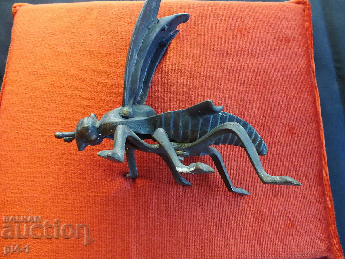 Auction Large bronze statuette of a fly - ashtray Auction Large bronze statuette of a fly - ashtray