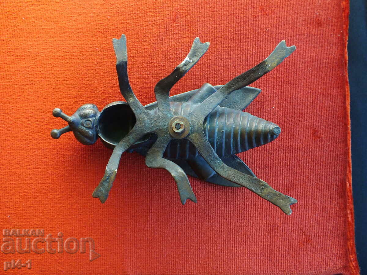 Delivery of Large bronze statuette of a fly - ashtray Delivery of Large bronze statuette of a fly - ashtray