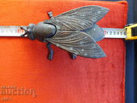 Голяма бронзова статуетка муха - пепелник