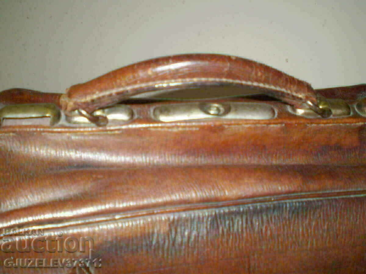 Delivery of Doctor's bag made of genuine leather antique brown old big