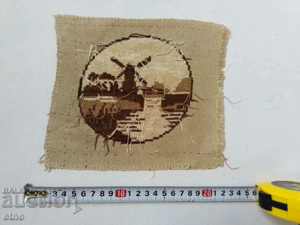 TAPIERI VECHI, CUUSATE MÂNĂ cu preț 20.00 BGN | € 10.23