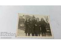 Снимка Младеж и четири девойки на улицата