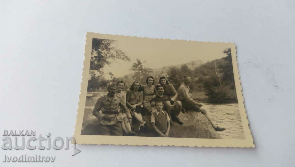 Fotografie Tryavna Bărbați, femei și un băiat lângă râu 1944