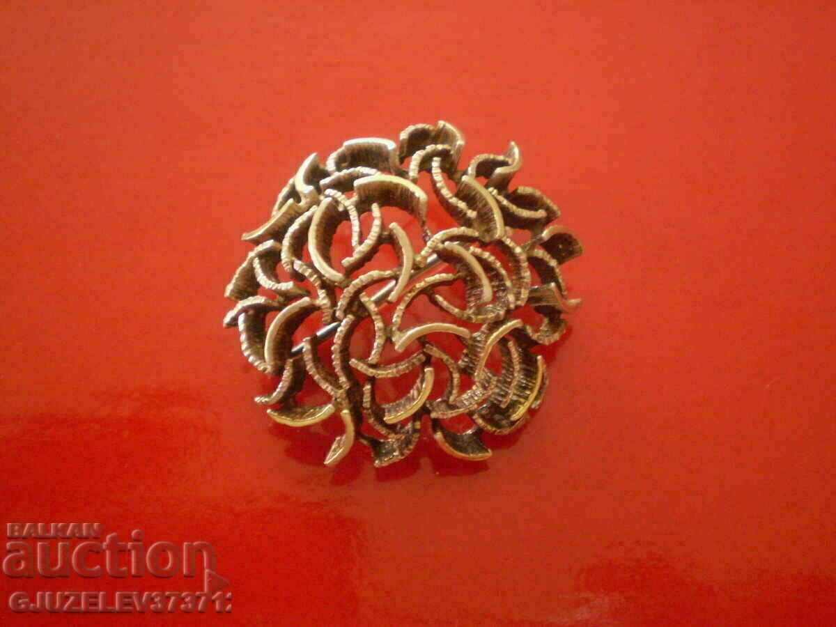 Unique women's brooch entirely handmade from solid wed