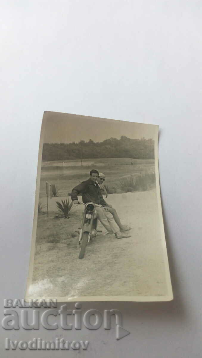 Foto Doi bărbați cu o motocicletă retro