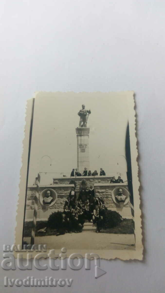 Photo Sliven Μαθητές μπροστά στο μνημείο του Χατζή Δημήταρ