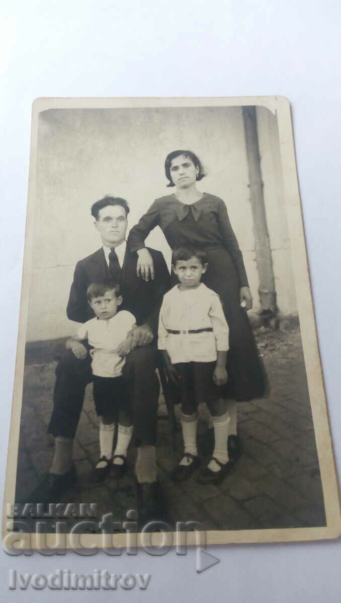 Fotografie Burgas Bărbați, femei și doi băieți, 1934