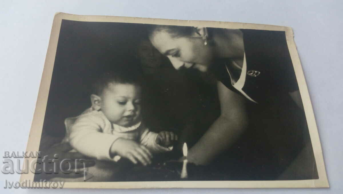 Photo Woman and baby of 1 year with cake