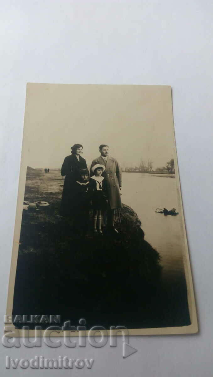 Fotografie Bărbat femei și doi copii lângă râu