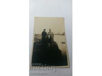 Снимка Мъж жени и две деца покрай реката