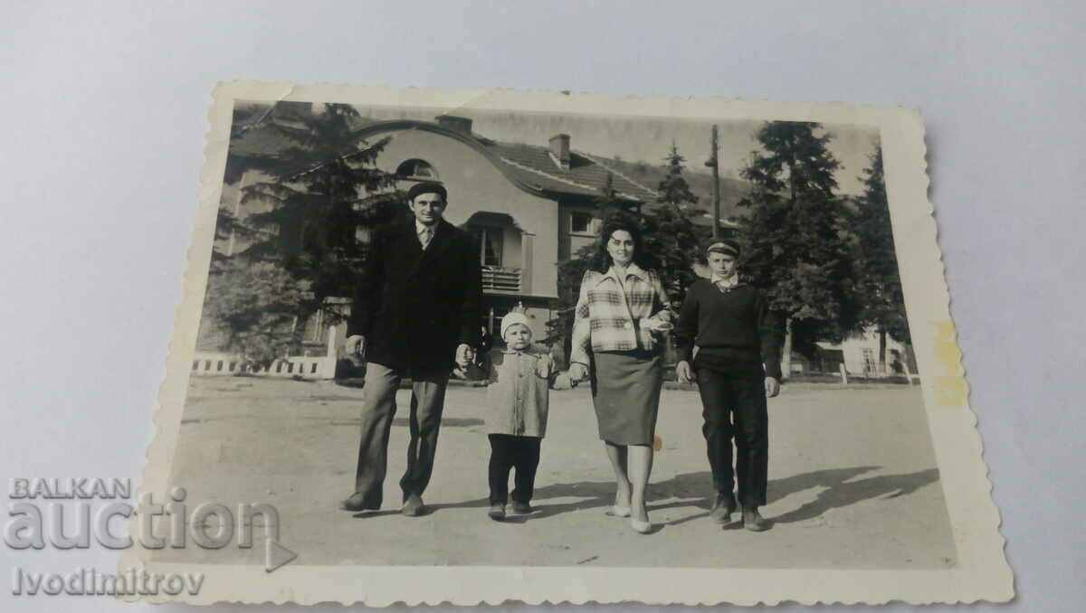Fotografie Belovo Bărbat femeie și doi copii la plimbare 1964