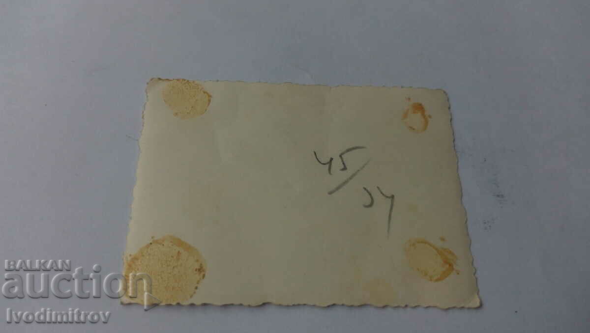 Снимка Жена и двама мъже на разходка с цена 1.65 лв. | € 0.84 Снимка Жена и двама мъже на разходка с цена 1.65 лв. | € 0.84