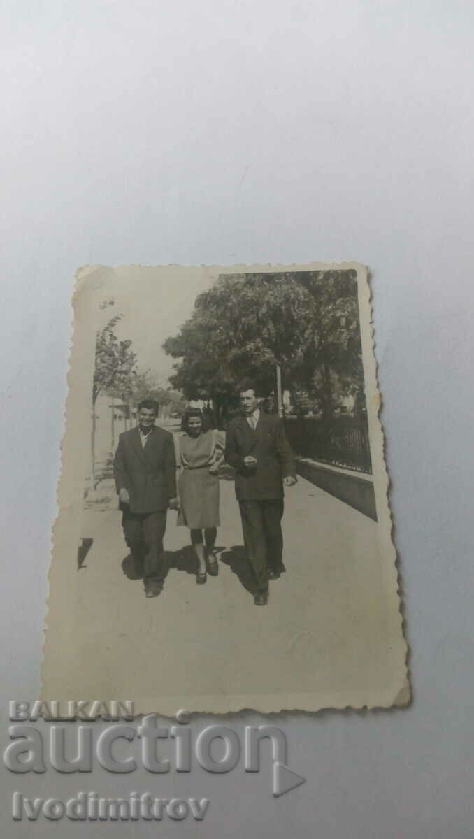 Photo Woman and two men on a walk