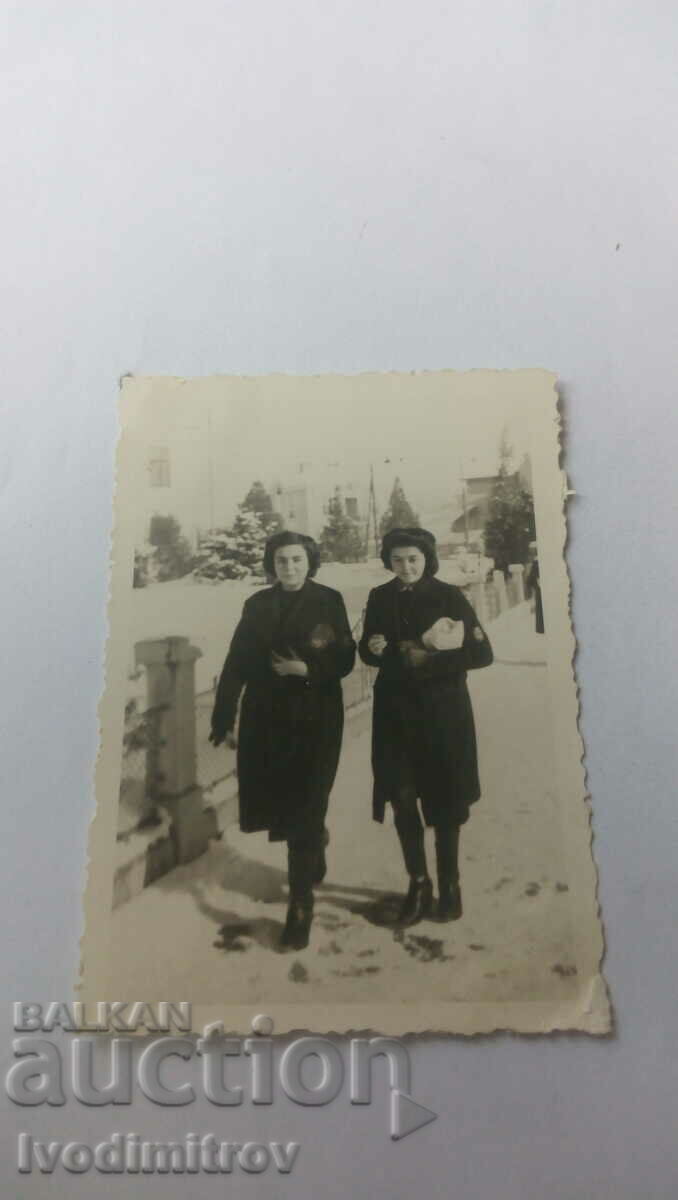 Photo Sofia Two women on a walk in winter