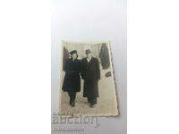 Photo Sofia Man and woman in winter coats on a walk