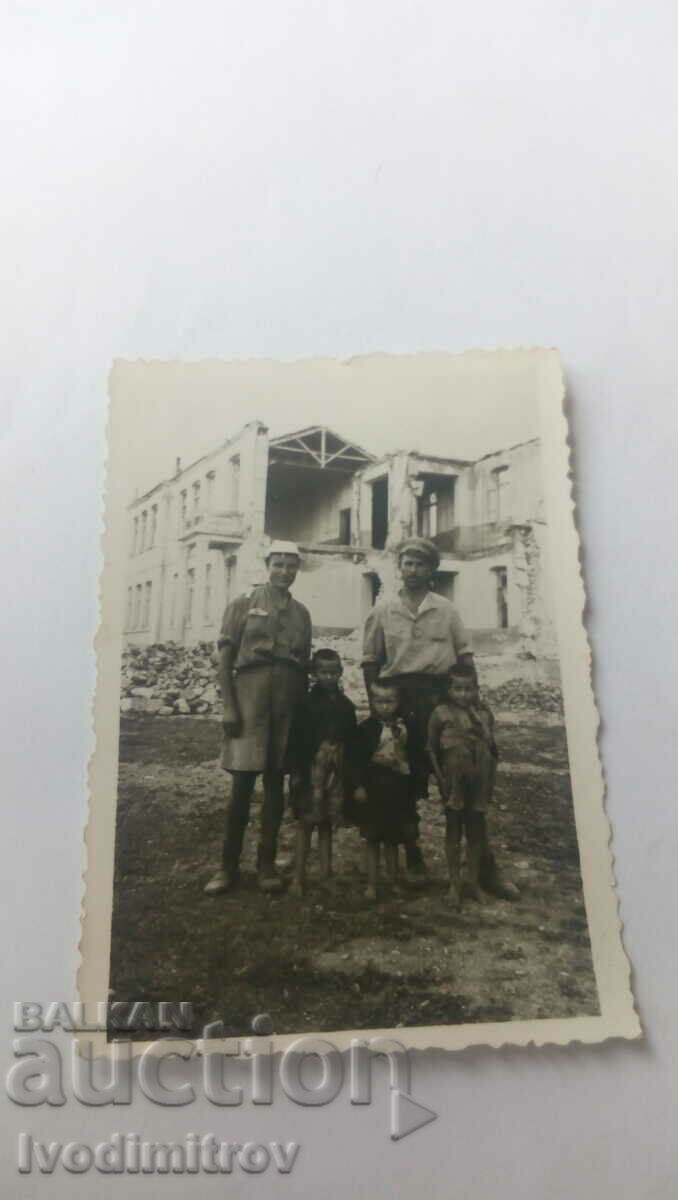 Снимка София Двама мъже и три деца пред полуразрушена сграда