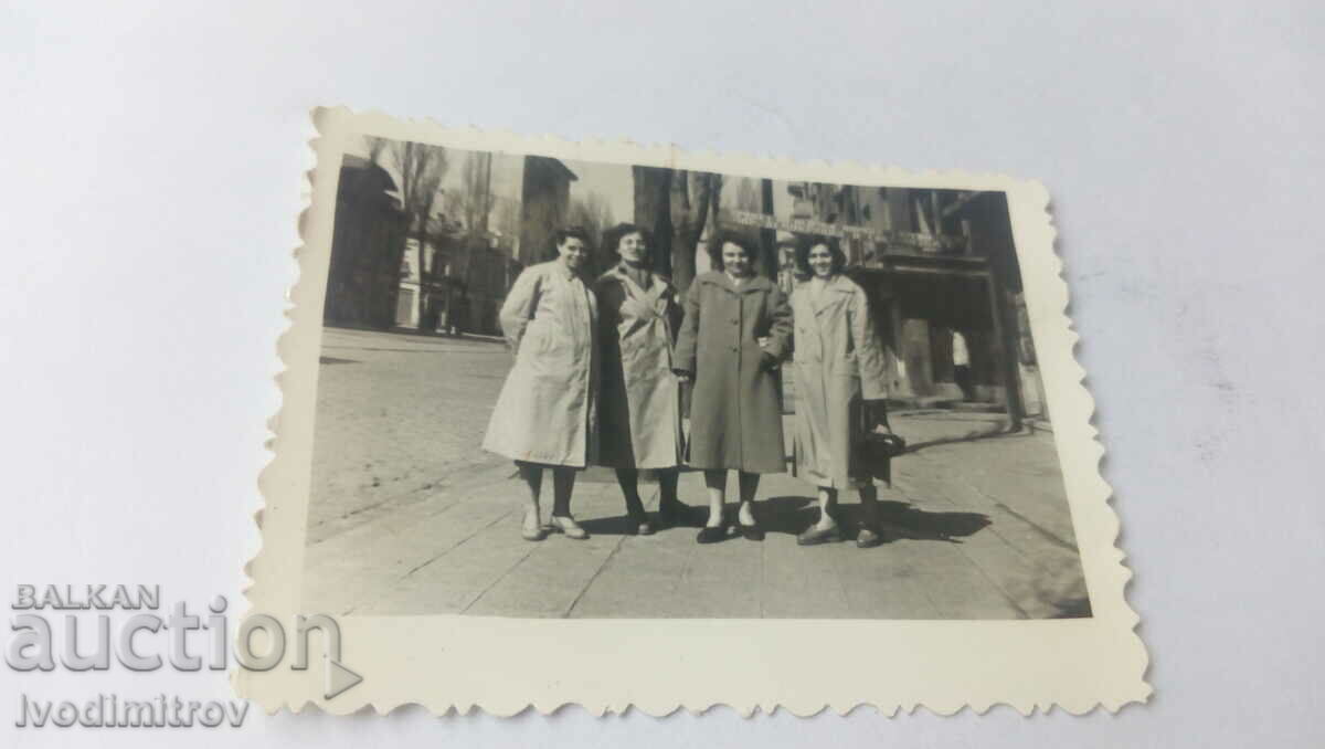 Снимка София Четири жени на тротоара