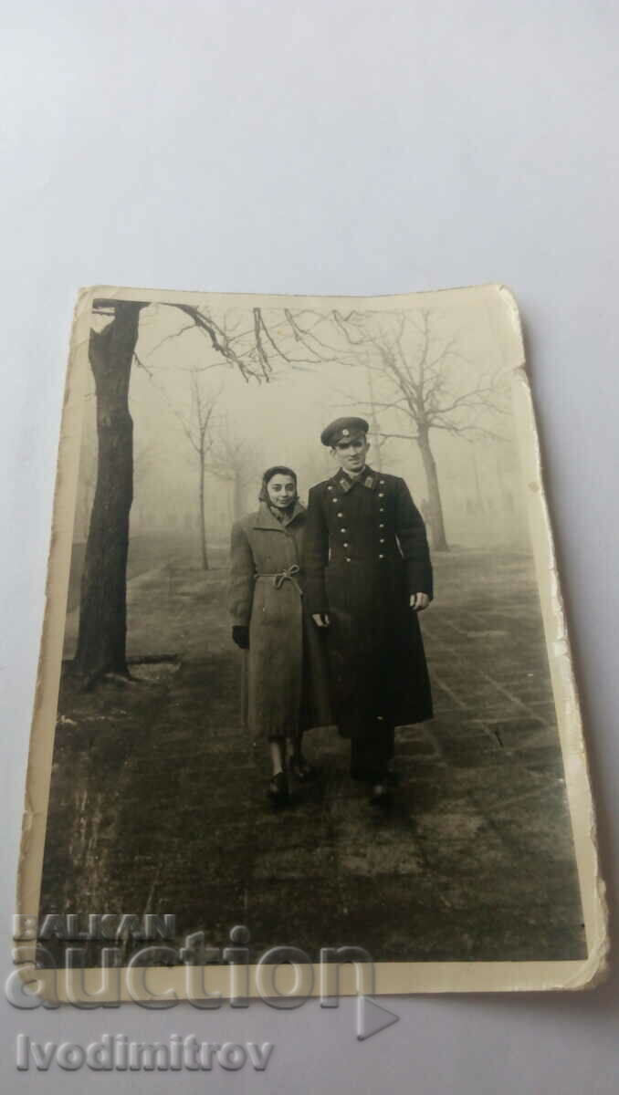 Φωτογραφία του αξιωματικού της Σόφιας και της νεαρής γυναίκας σε μια βόλτα