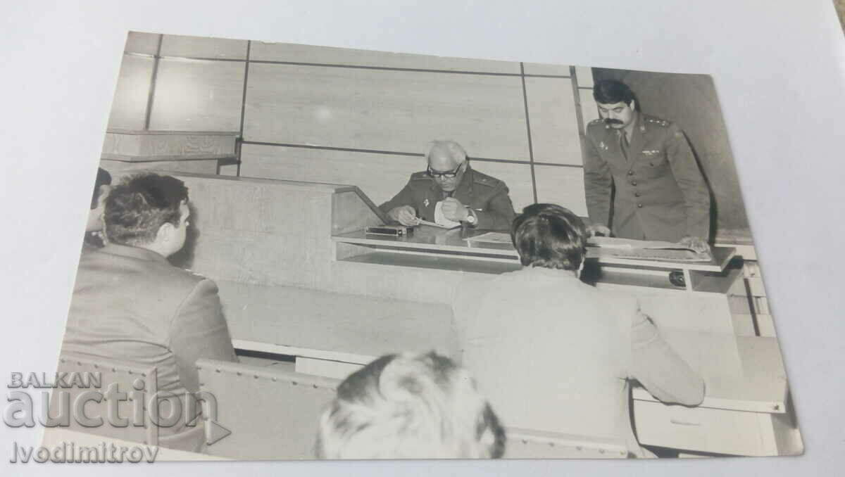 Снимка Генерал-майор и офицери на събрание