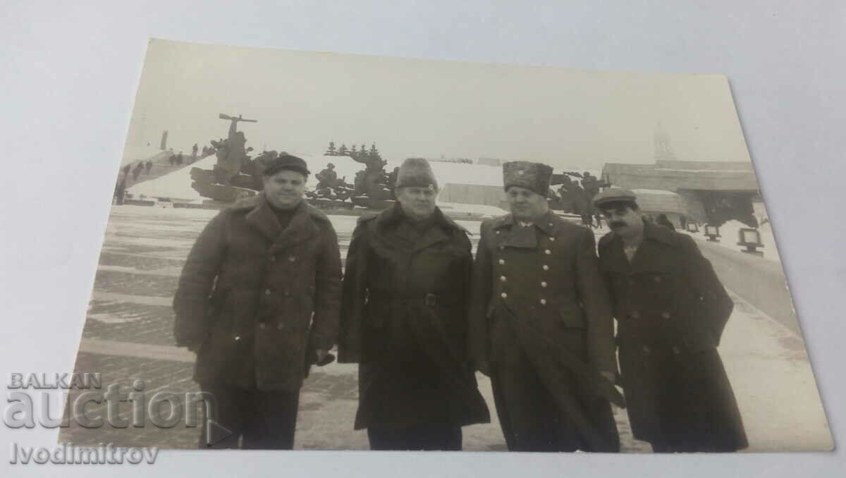 Снимка Съветски генерал и цивилни лица със зимни палта