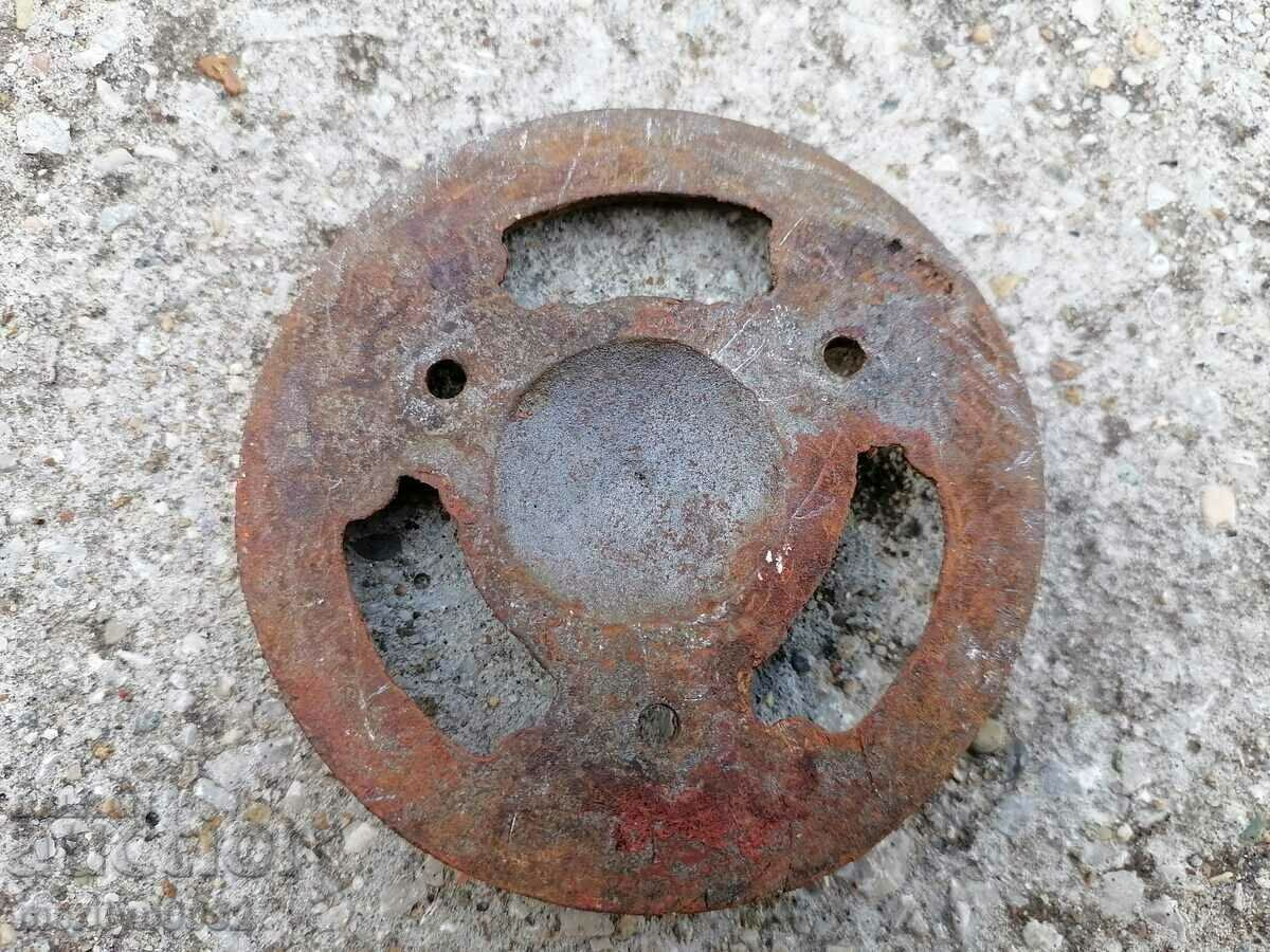 Delivery of Old lion head embossed cast iron applique Delivery of Old lion head embossed cast iron applique