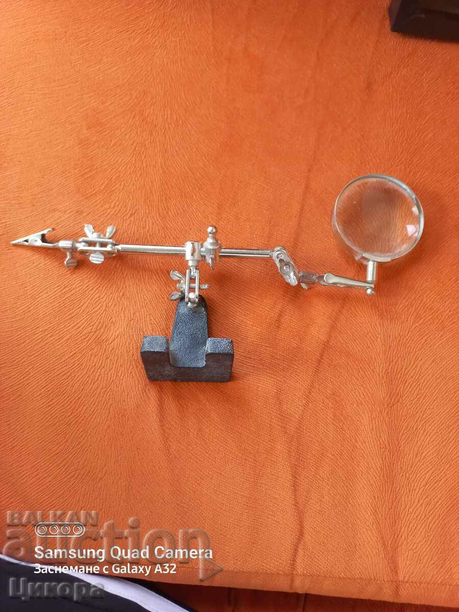 MAGNIFIER WITH METAL MOVABLE STAND