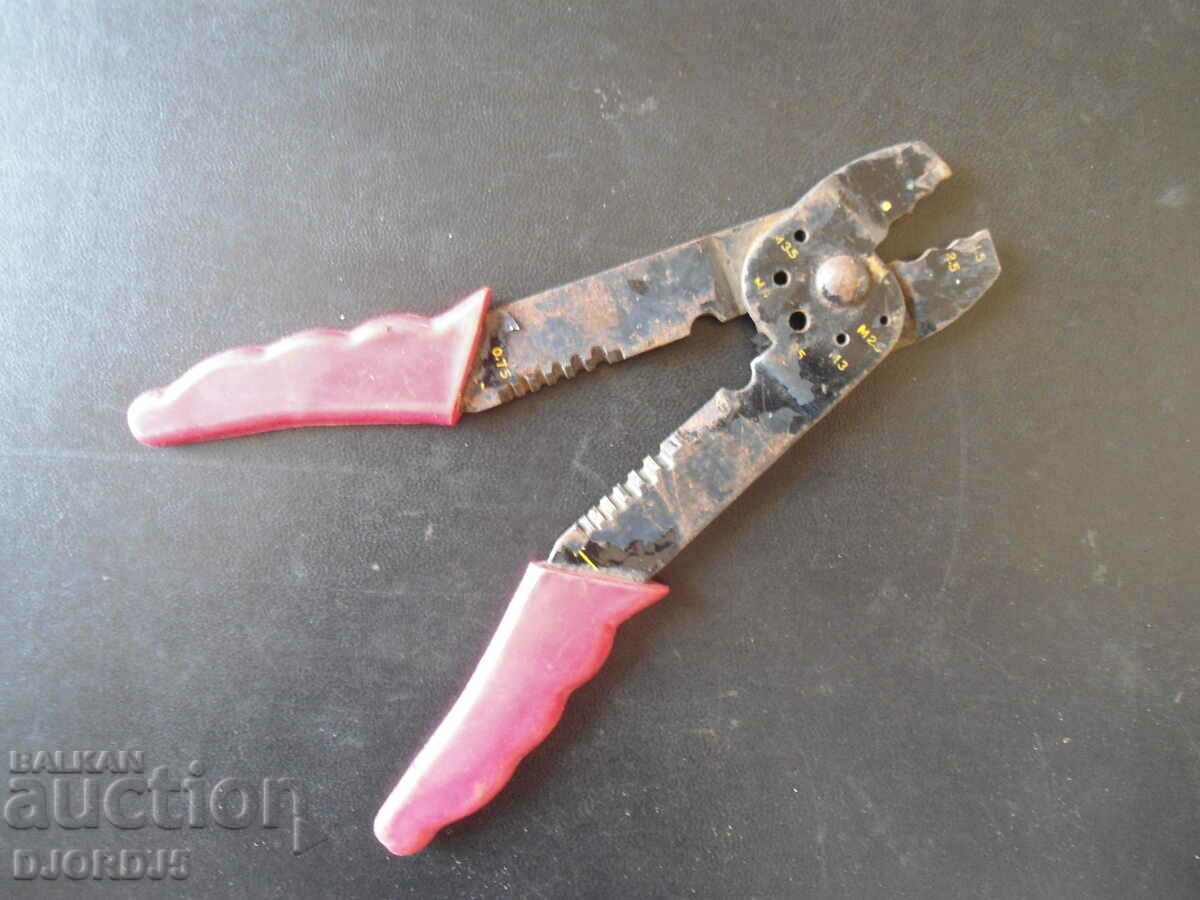 An old specialized tool with price 4.00 BGN | € 2.05 An old specialized tool with price 4.00 BGN | € 2.05