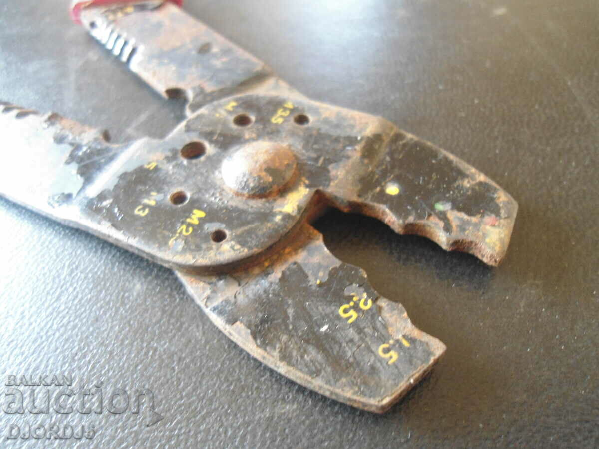 Auction An old specialized tool Auction An old specialized tool