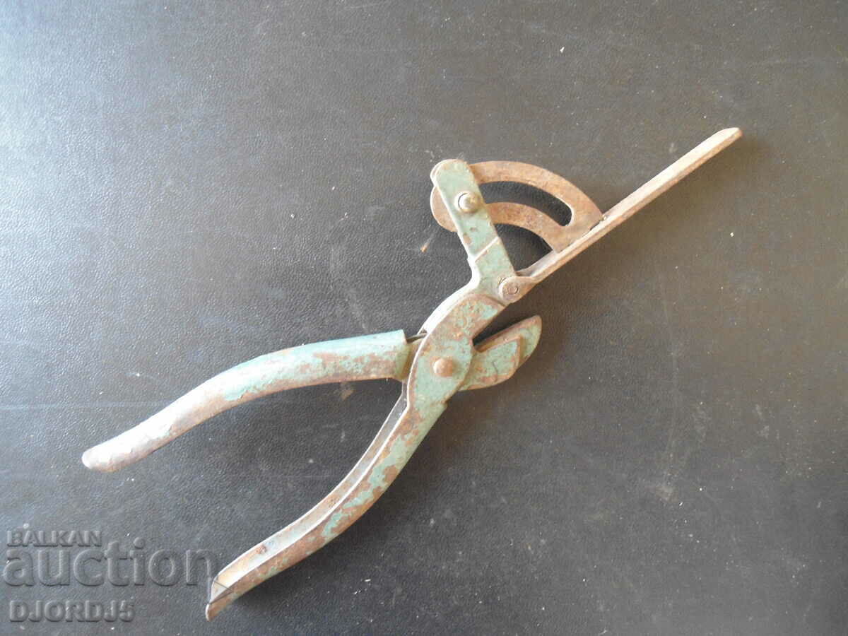 An old specialized tool with price 5.00 BGN | € 2.56 An old specialized tool with price 5.00 BGN | € 2.56