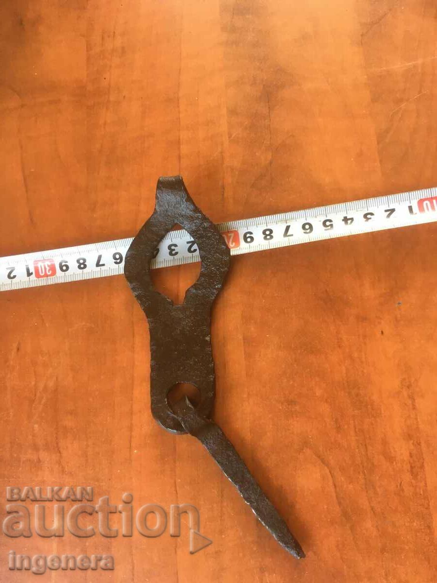 Delivery of OLD WROUGHT IRON LATCH LATCH Delivery of OLD WROUGHT IRON LATCH LATCH