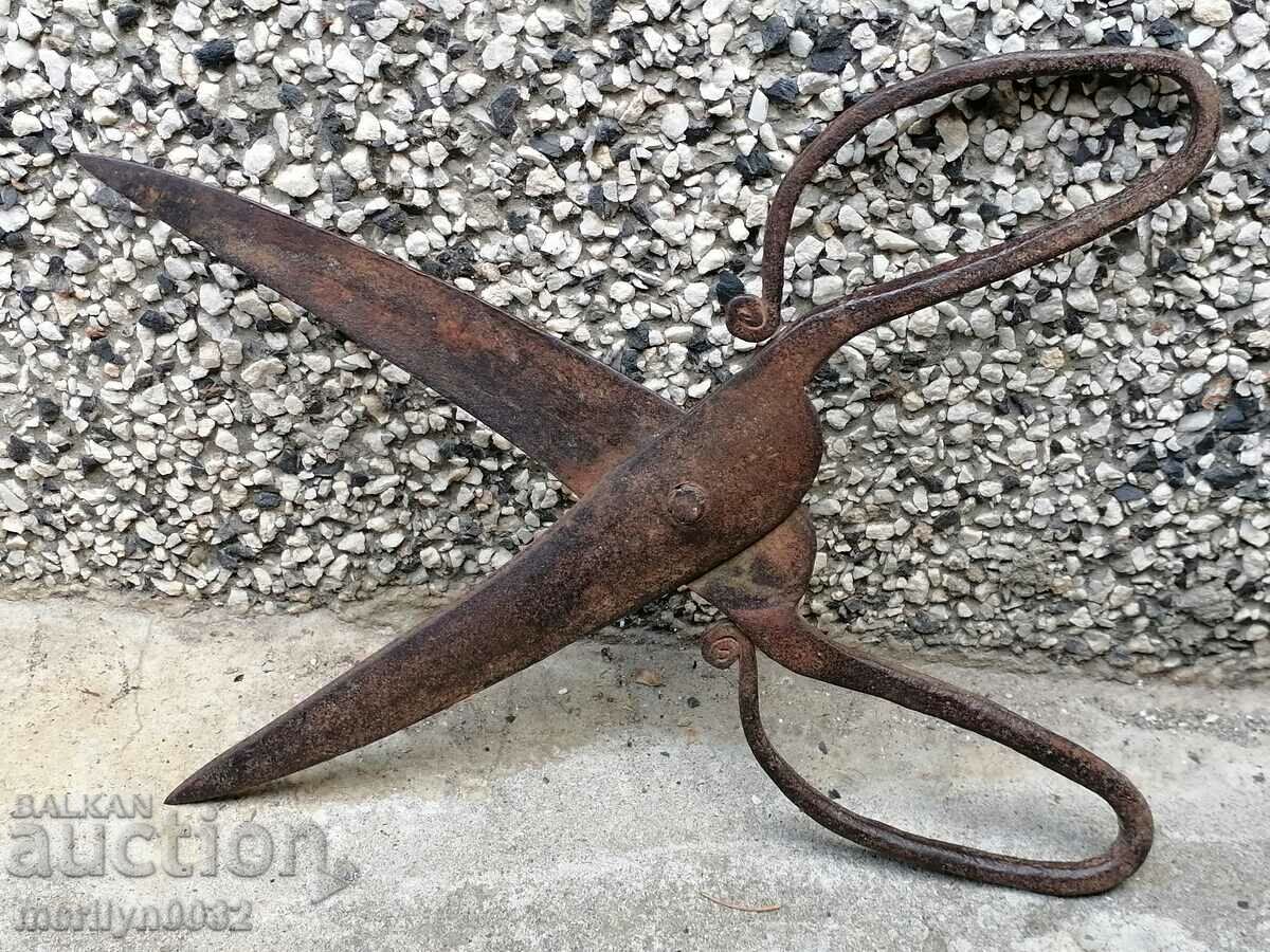Delivery of Vintage wrought iron scissors Delivery of Vintage wrought iron scissors